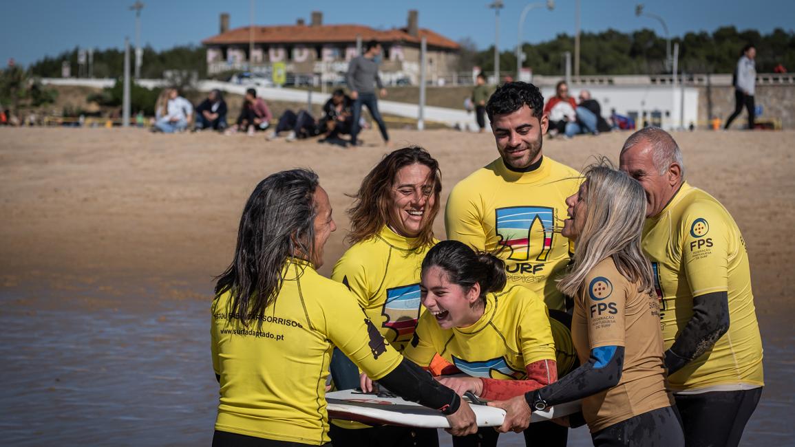 الاستعداد بالمشاركة على احد شواطئ كاركافيلوس في البرتغال (أدري ساليدو/الأناضول)