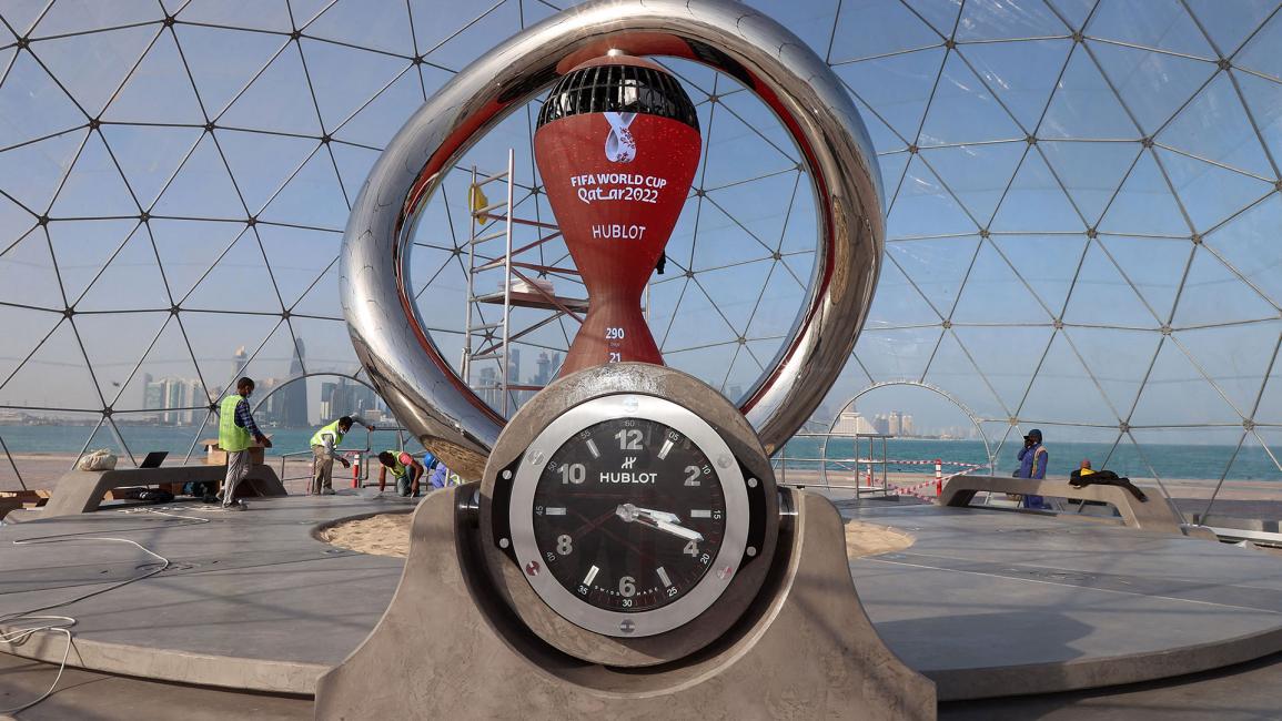 ساعة العد التنازلي على طول كورنيش الدوحة (كريم جعفر/فرانس برس)