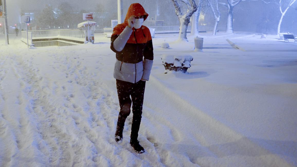 تساقط الثلوج اشتد الجمعة في مختلف أحياء المدينة التركية (İsa Terli/الأناضول)