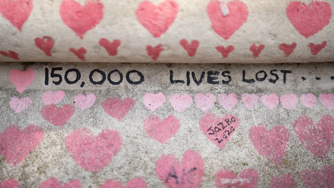 تم رسم أكثر من 150 ألف قلب أحمر على الحائط (ماثيو تشاتل/ Getty)