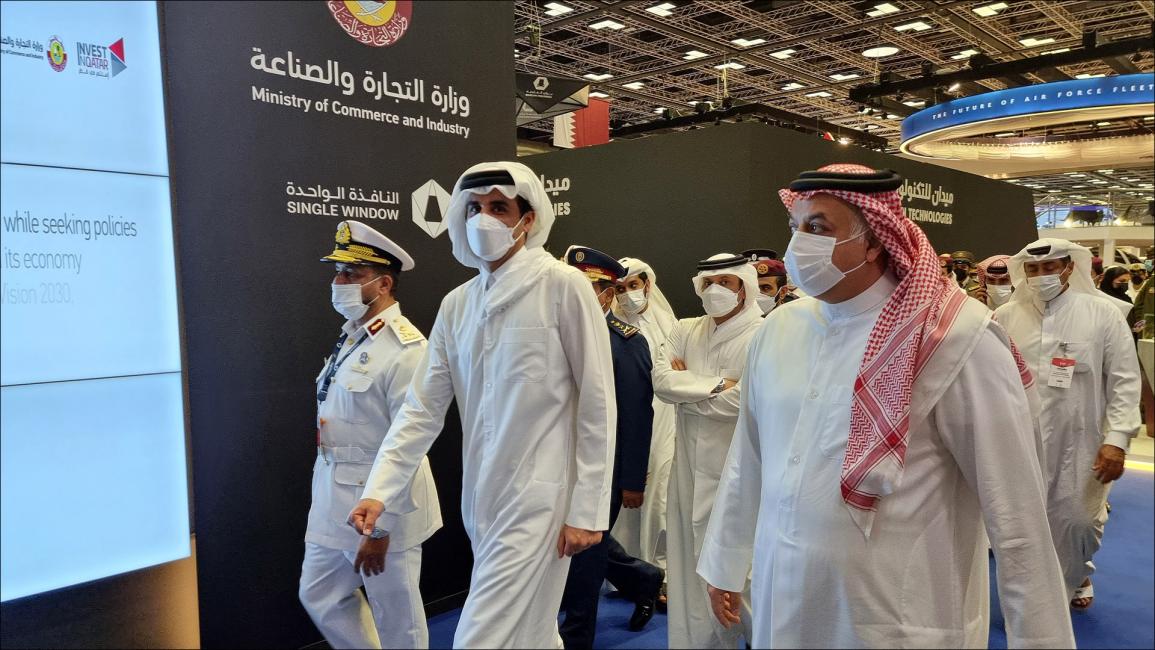 أمير قطر تميم بن حمد آل ثاني، ووزير الدفاع القطري خالد بن محمد العطية خلال افتتاح (ديمدكس)(Serdar Bıtmez/الأناضول)