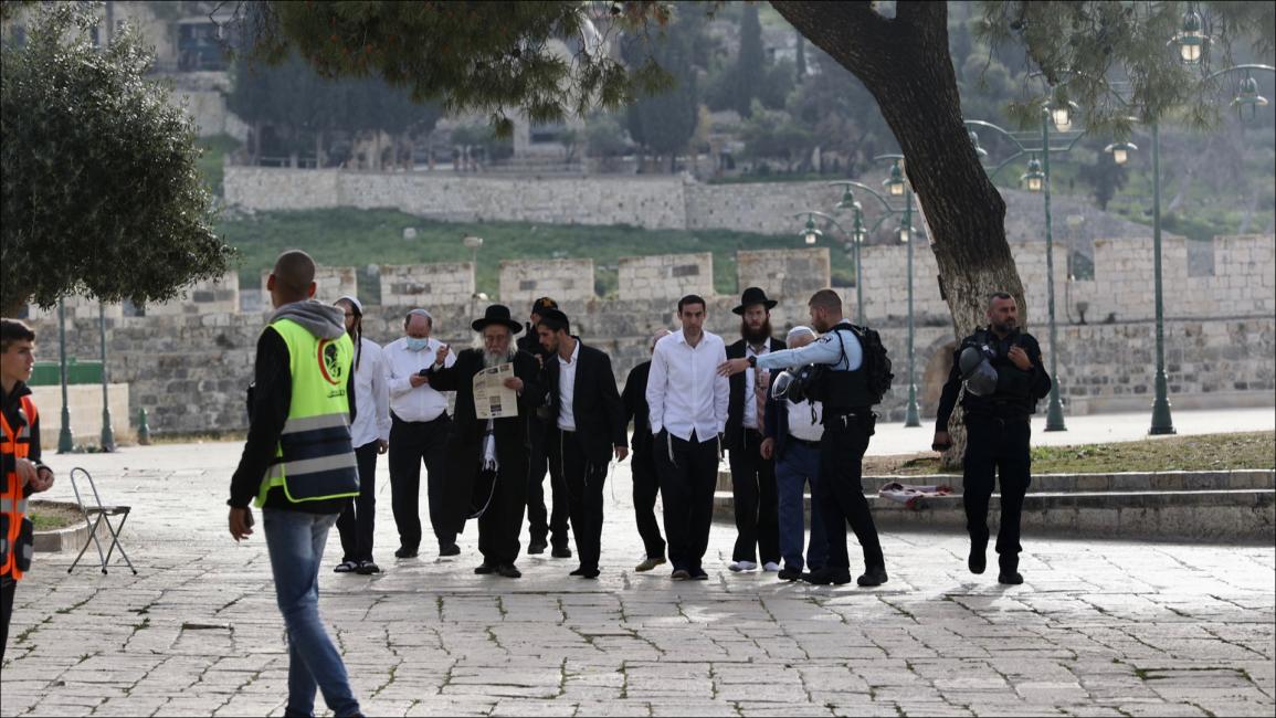 مستوطنون إسرائيليون يقتحمون ساحات المسجد الأقصى