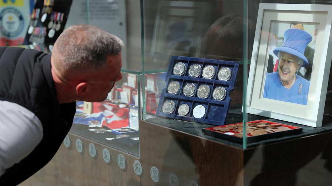 بعض الهدايا التذكارية في يوبيل الملكة البلاتيني (ماي جيمس/رويترز)