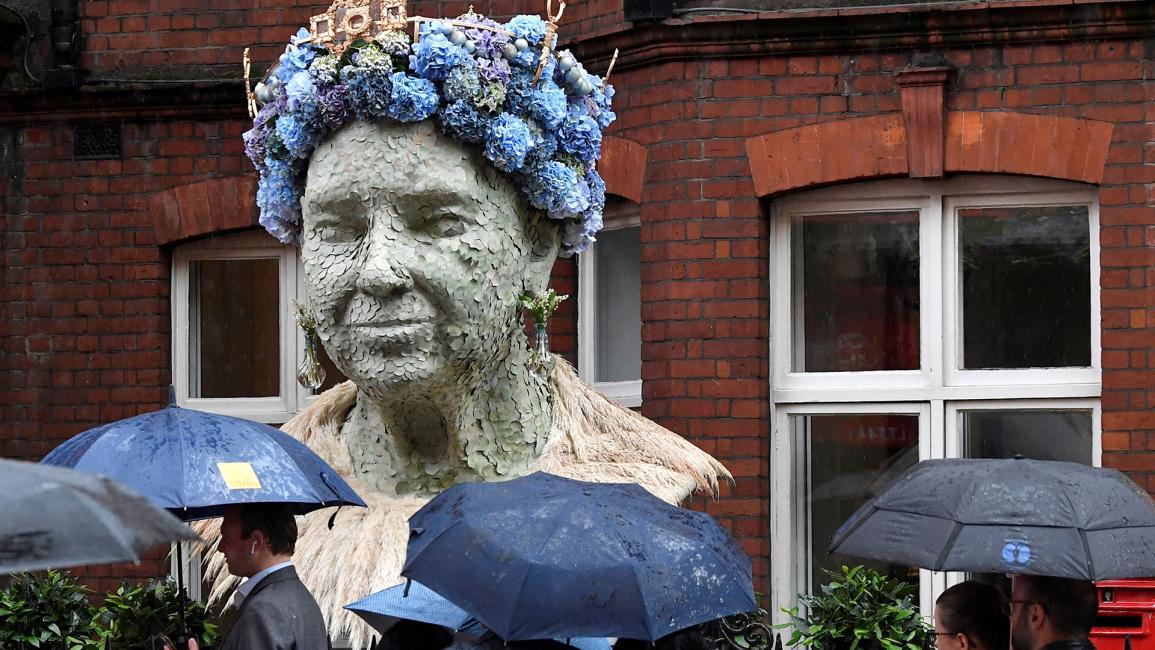 مجسم للملكة ضمن معرض تشلسي للزهور في لندن (توبي ميلفيل/رويترز)