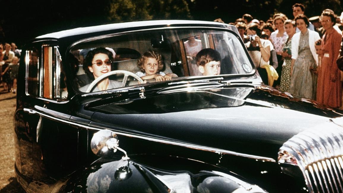 الملكة إليزابيث الثانية تقود سيارة مع طفليها الأمير تشارلز والأميرة آن في وندسور - 1957 (CORBIS / Getty)