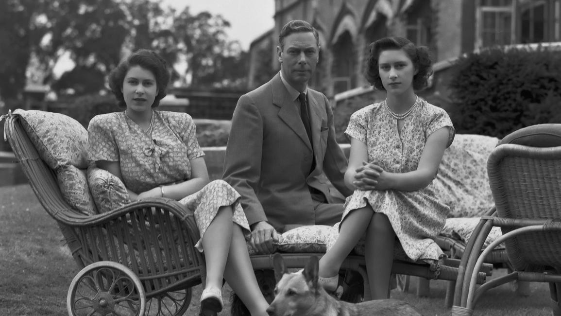 الملك جورج السادس مع ابنتيه الأميرة إليزابيث والأميرة مارغريت في قصر وندسور - يوليو 1946 (ليزا شيريدان/Getty)