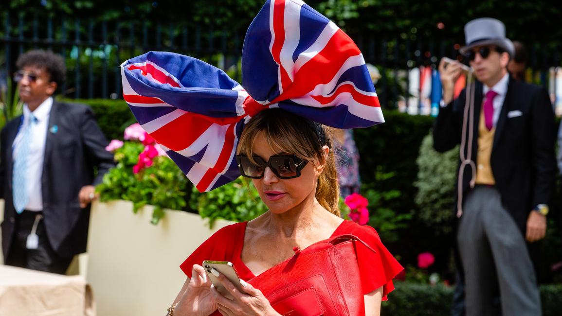 مقدمة البرامج التلفزيونية البريطانية ليزي كوندي معتمرة قبعة يونيون جاك (مارك كريسون / Getty)