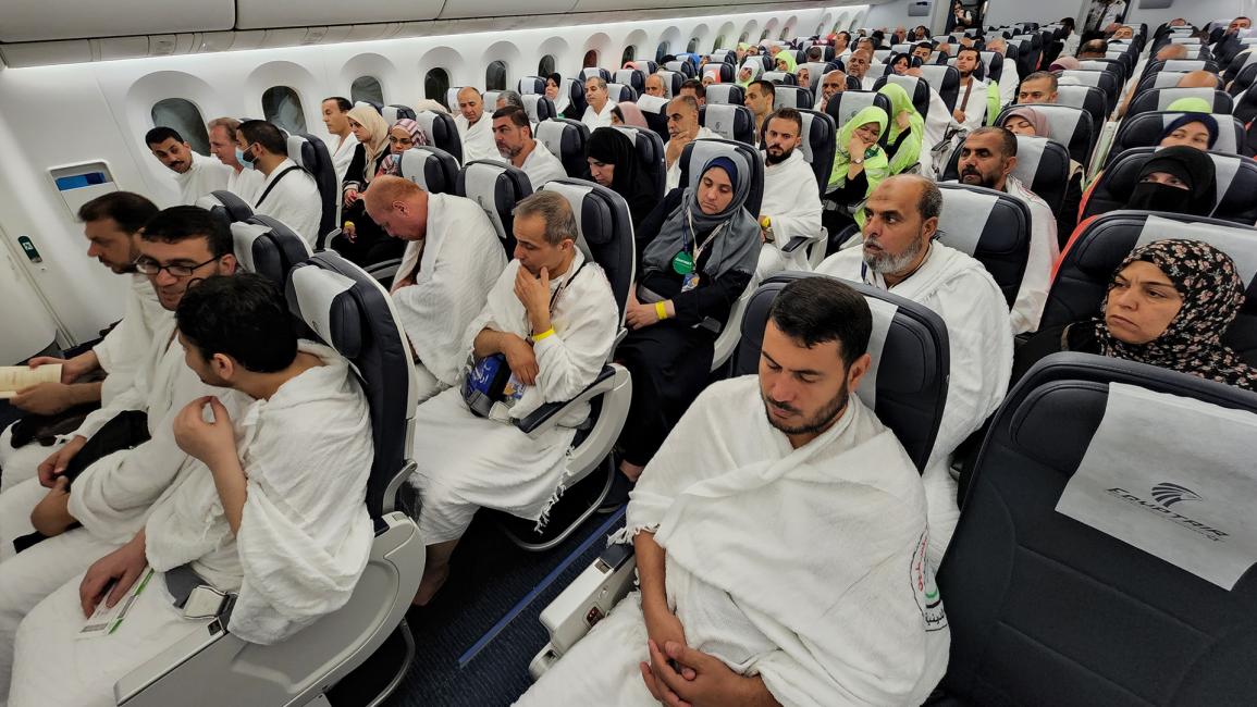 حجاج بيت الله داخل الطائرة في انتظار الإقلاع إلى السعودية (أشرف عمرة / Getty)