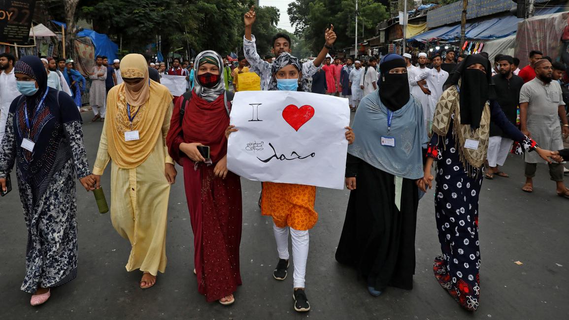 طالبات من جامعة عليا يشاركن في المسيرة الاحتجاجية  - الهند (رويترز / روباك دي تشودري)
