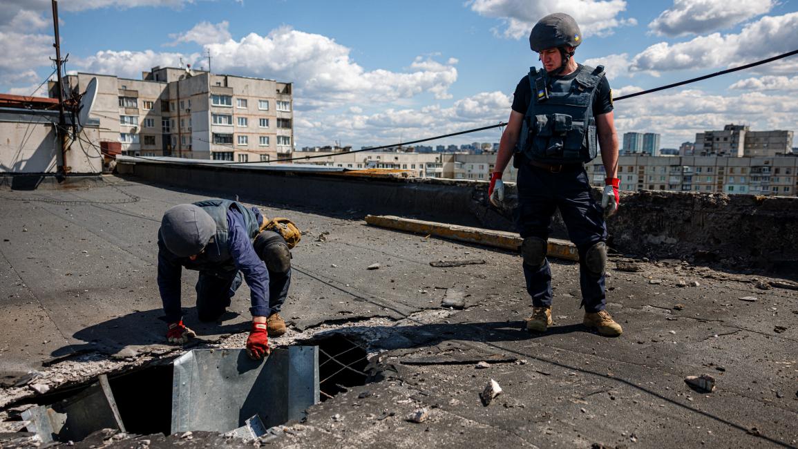  يدققان بوجود أسلحة غير منفجرة في سقف مبنى بخاركيف (ديميتار ديلكوف/ فرانس برس)