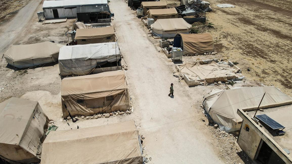 يعيش السوريون في ظل الخوف من انقطاع المياه بمخيمات محافظة إدلب (عز الدين قاسم/الأناضول)