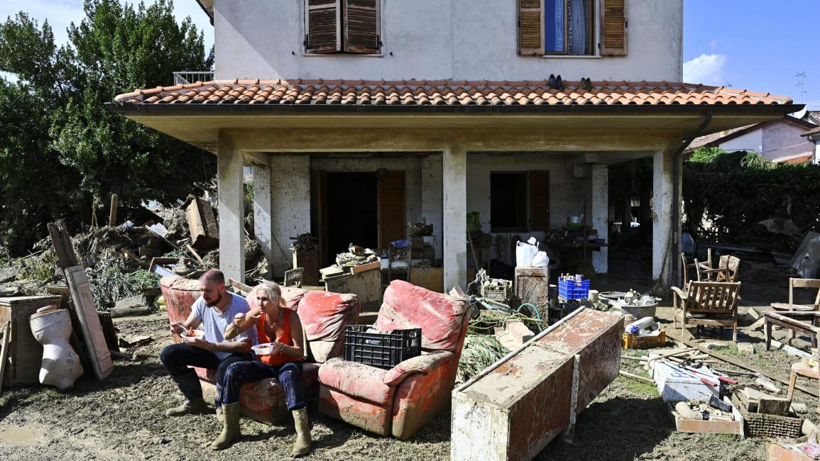 عائلة إيطالية ضربت الفيضانات منزلها (أليساندرو ديمايو/ فرانس برس)