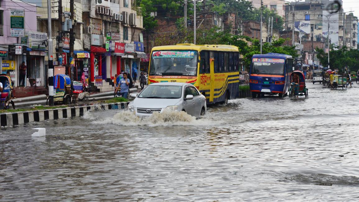  أغرقت الأمطار الغزيرة شوارع العاصمة البنغالية دكا (مامونور رشيد/ فرانس برس)