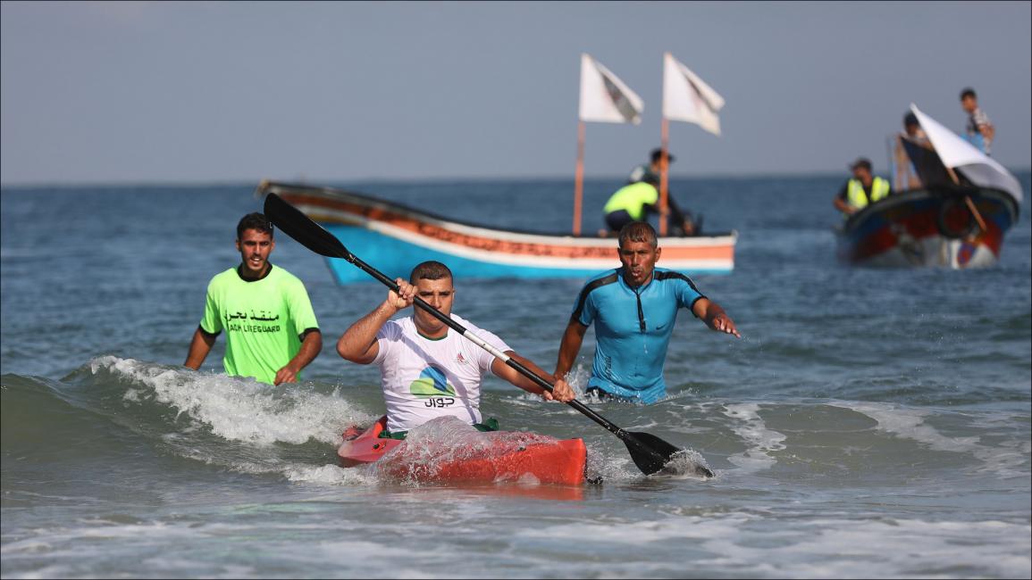 فلسطينيون يمارسون رياضة التجديف بغزة