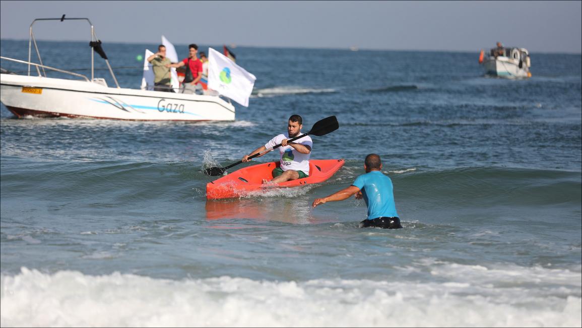 فلسطينيون يمارسون رياضة التجديف بغزة