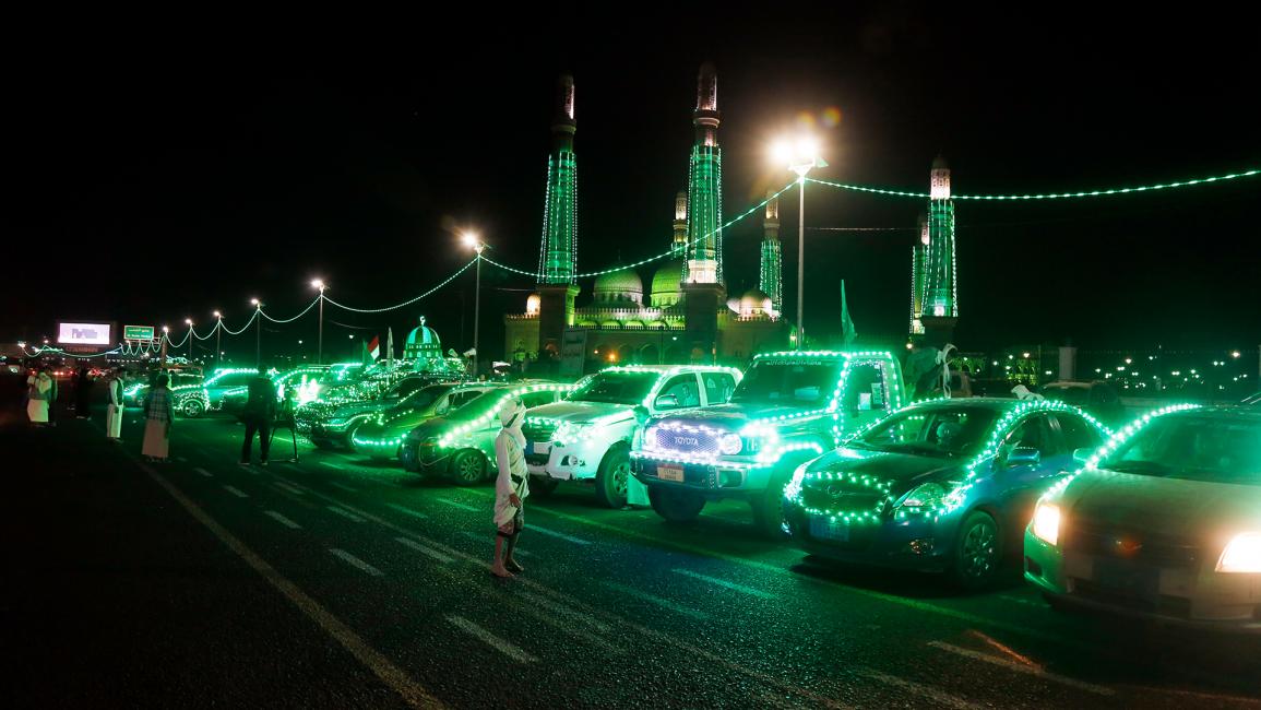 اليمنيون يشاركون في عرض زينته الأضواء الخضراء في صنعاء (محمد حمود/ Getty)