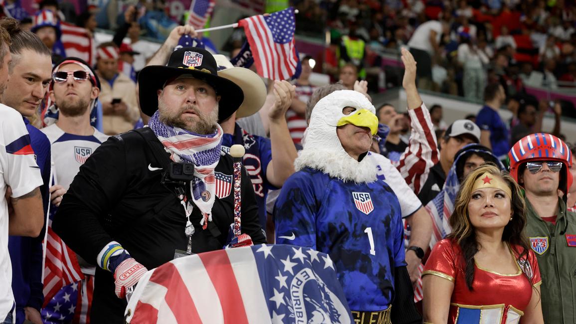 مشجعون أميركيون يرتدون ملابس تنكرية في الملعب قبل مباراة الولايات المتحدة وويلز (ريتشارد سيلرز / Getty)