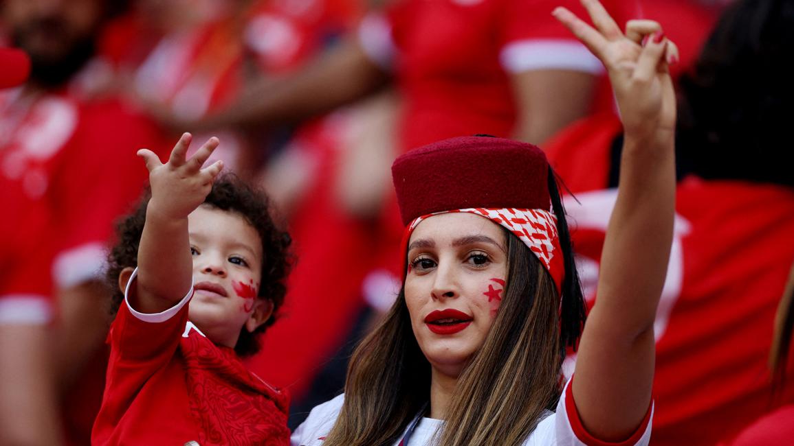 مشجعة تونسية تحمل طفلها في المدرجات (ماثيو تشايلدز/رويترز)