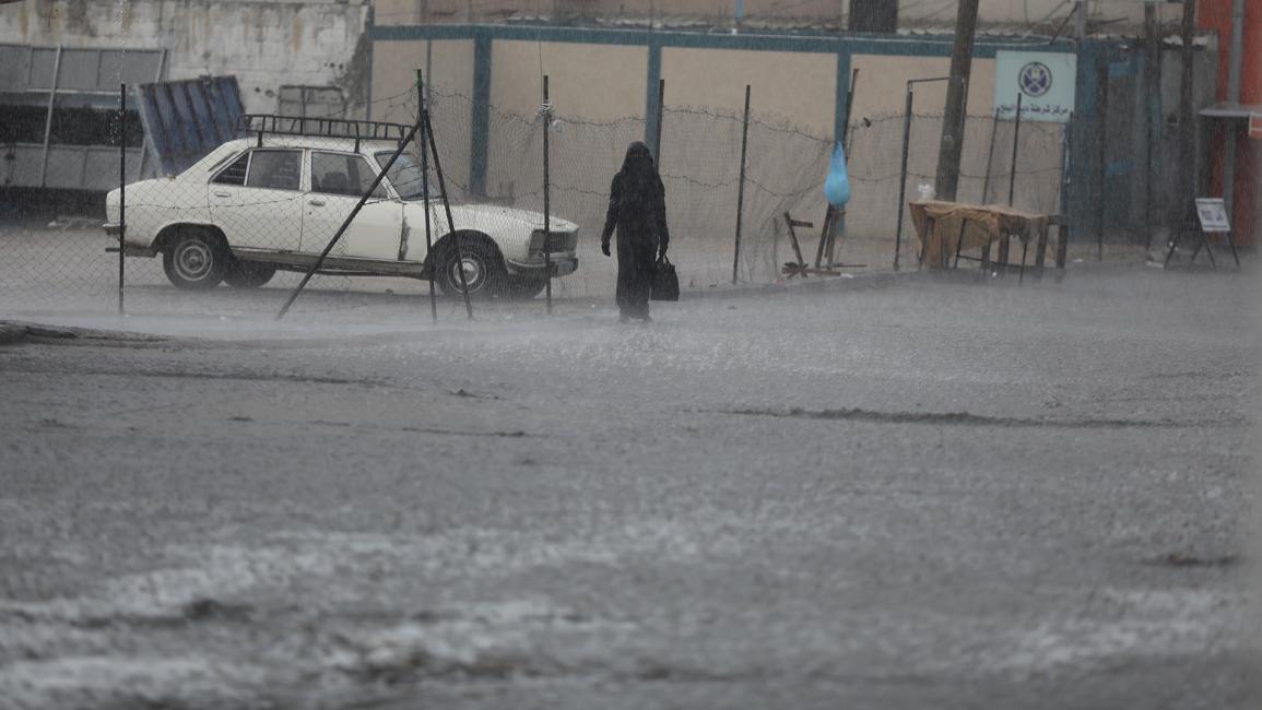 سيارات كانت متواجدة في الشوارع التي ارتفع بها مستوى المياه تعرّضت للغرق (أشرف عمرة/الأناضول)