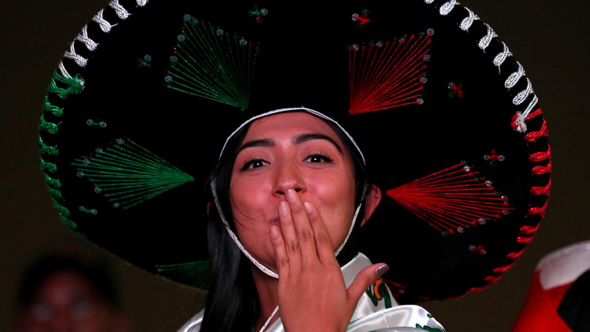 مشجعة مكسيكية تحتفل بالأجواء خلال الافتتاح (كاثرين مولر/Getty)