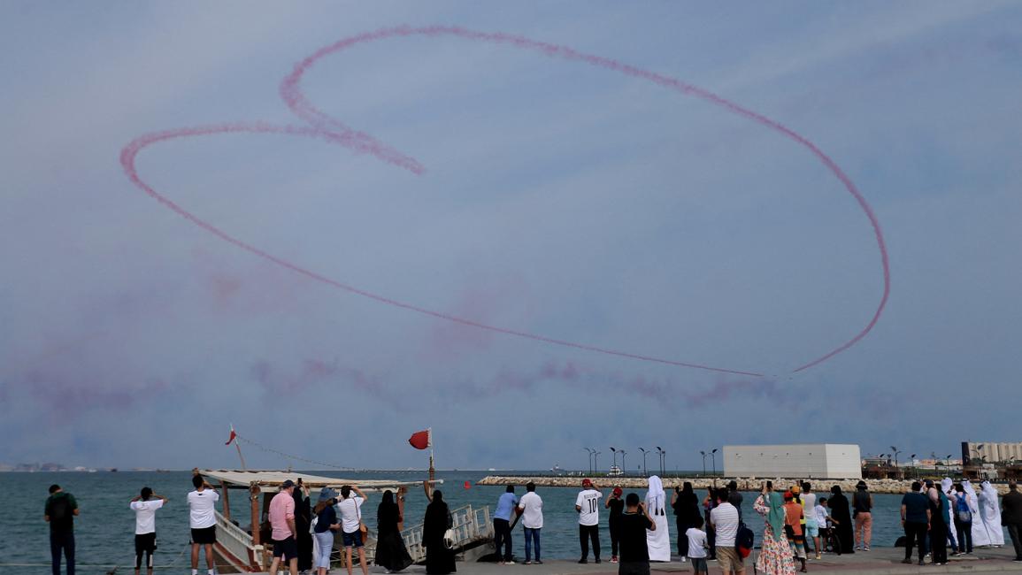 سارع ضيوف قطر إلى التقاط الصور والفيديوهات التذكارية ونشرها عبر منصات التواصل الاجتماعي (رويترز/إبراهيم العمري)