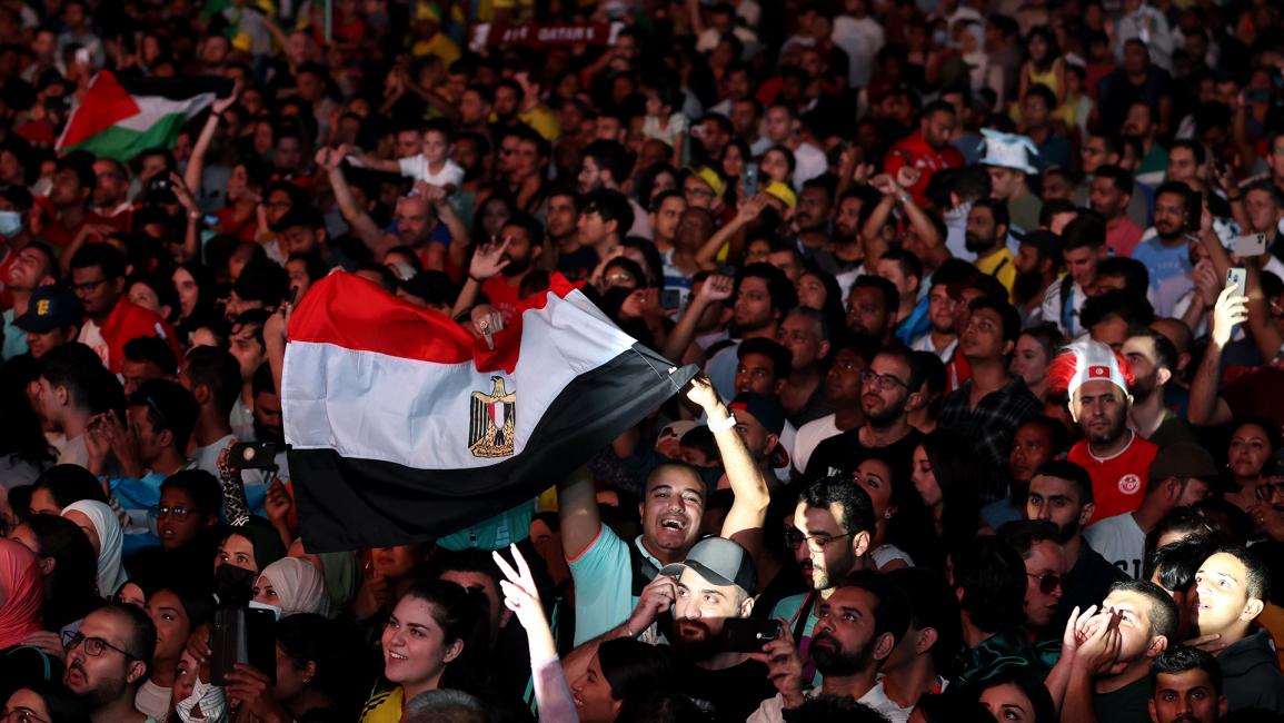 رفع مشجعون أعلام مصر وفلسطين احتفالاً بالحدث (كاتلين مولكاهي/Getty)