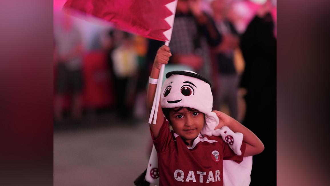 طفل يلوح بعلم قطر خلال اليوم الثاني من مهرجان قطر للمشجعين (نان كوي/Getty)