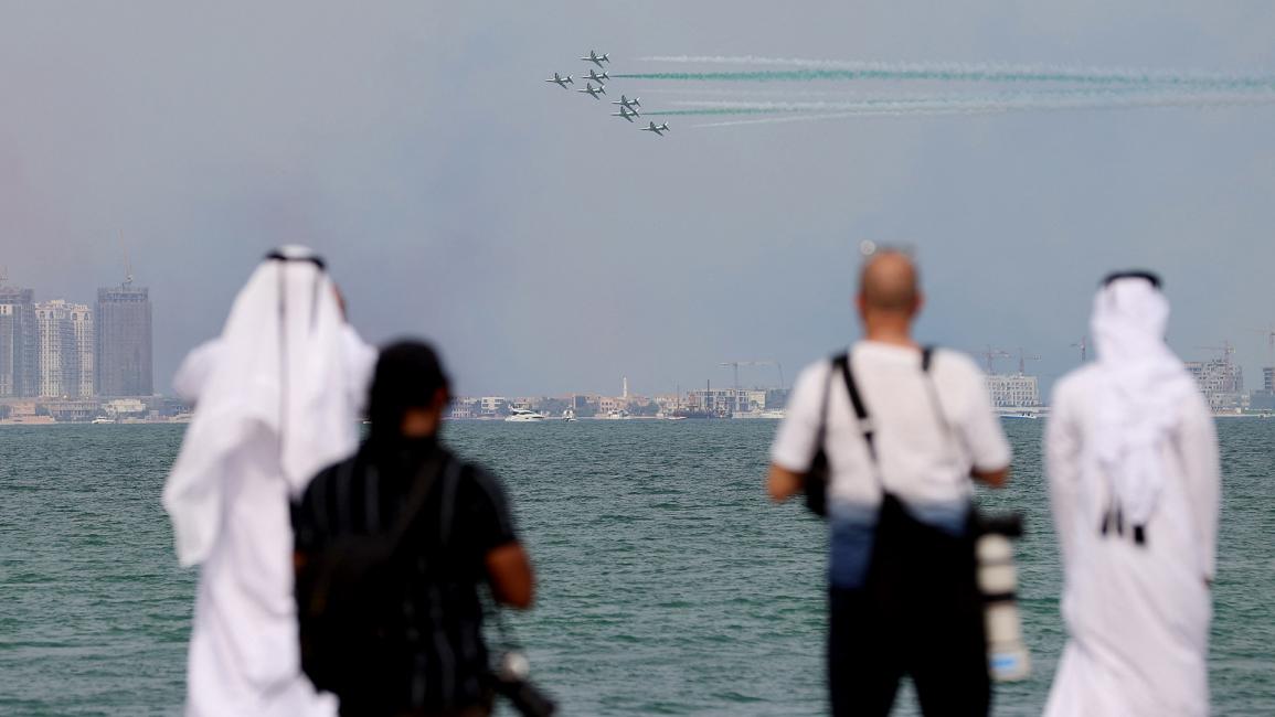 شمل العرض مجموعة من الطلعات الجوية للفرق المشاركة وسط حضور جماهيري (رويترز/إبراهيم العمري)