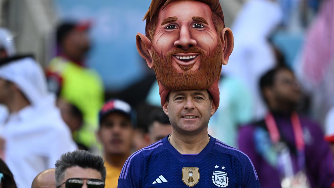 أحد مشجعي الأرجنتين يرتدي قناع وجه ليونيل ميسي الأرجنتيني (Chengdu Economic Daily / Getty)