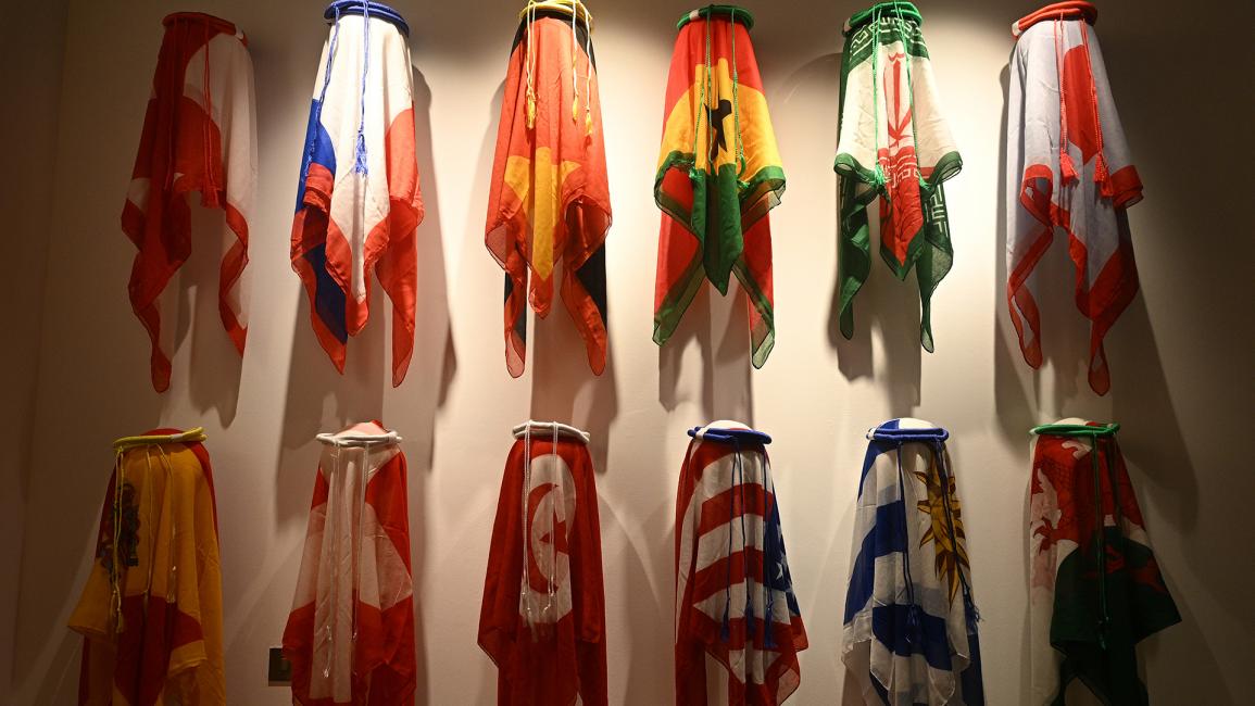 متجر يبيع أغطية الرأس العربية التقليدية بألوان الدول المتنافسة في كأس العالم (ستيوارت فرانكلين/ Getty)