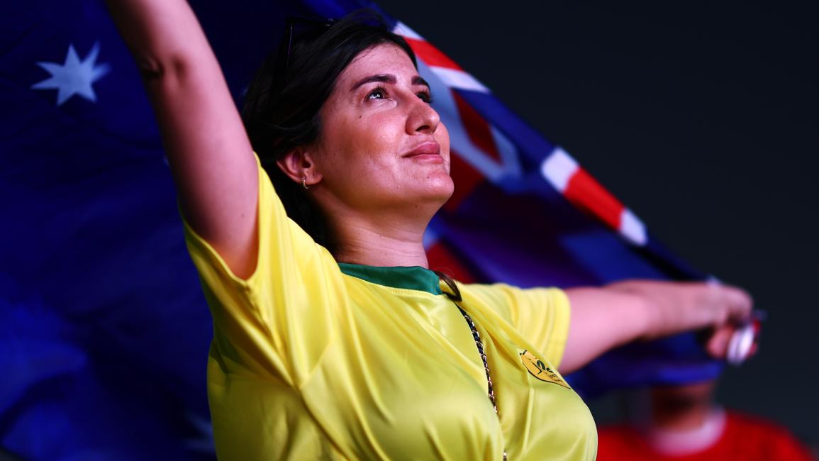 مشجعة ترفع علم أستراليا عالياً (فرانسوا نيل/Getty)