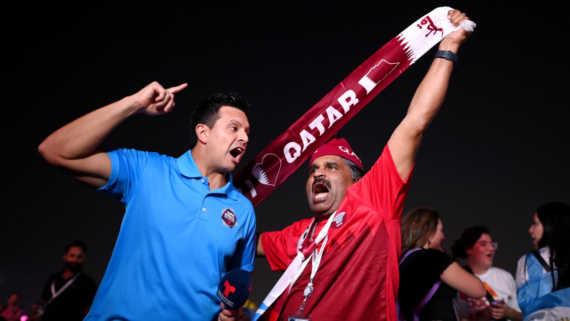 مشجع قطري يستمتع بالأجواء (جوستين سيترفيلد/Getty)