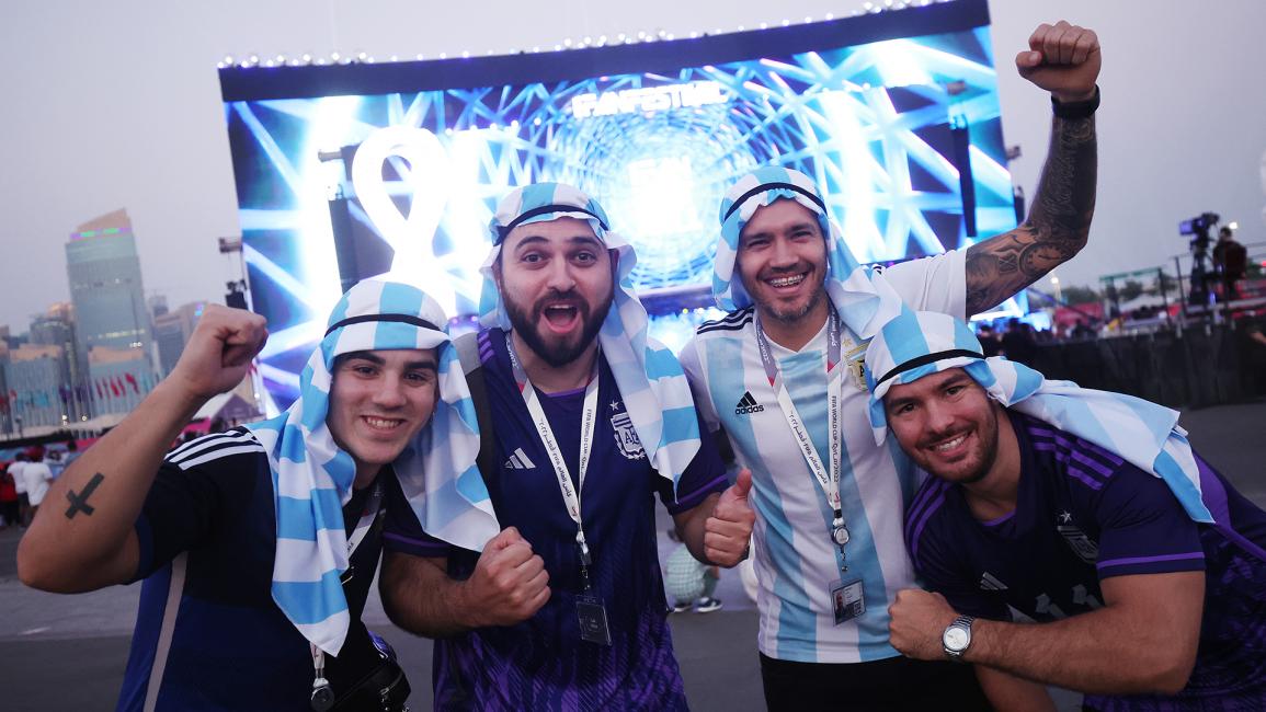 أظهر المشجعون الأرجنتينيون دعمهم لمنتخب "التانغو" خلال الافتتاح الرسمي للمهرجان (غونزالو أرويو/Getty)