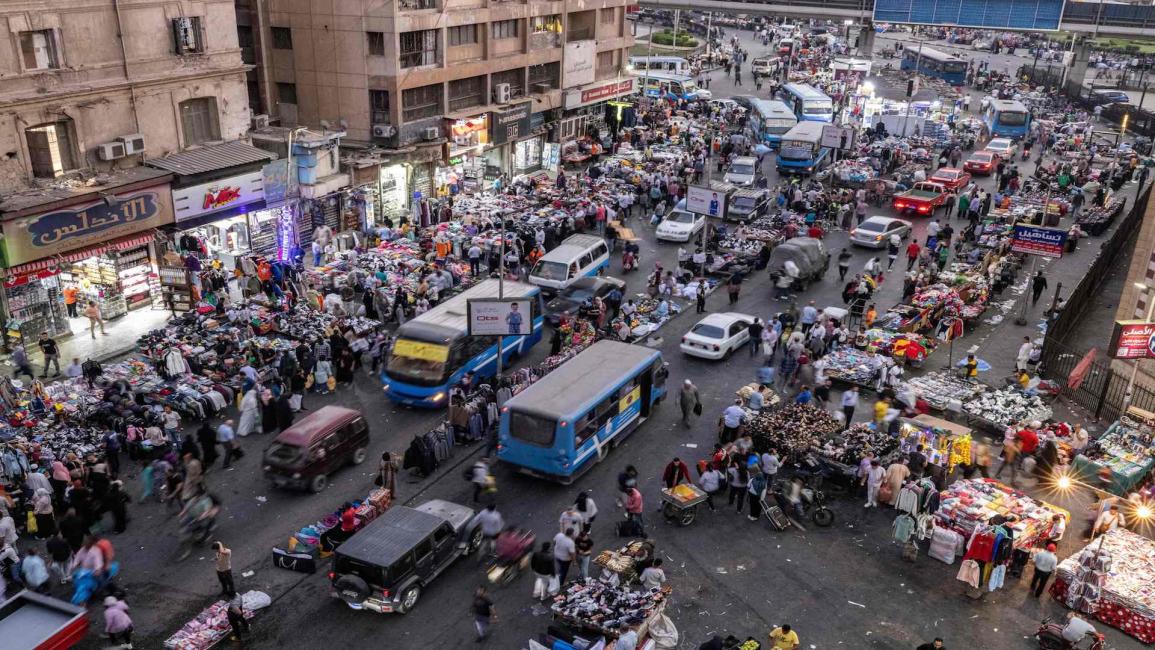 مركبات ومشاة في سوق العتبة وسط القاهرة في 24/10/2022 (فرانس برس)