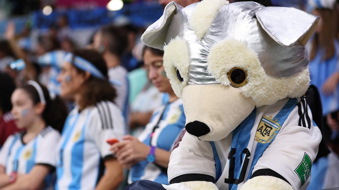 مشجعو الأرجنتين مع حيوان على شكل كلب (روبي جاي بارات / Getty)