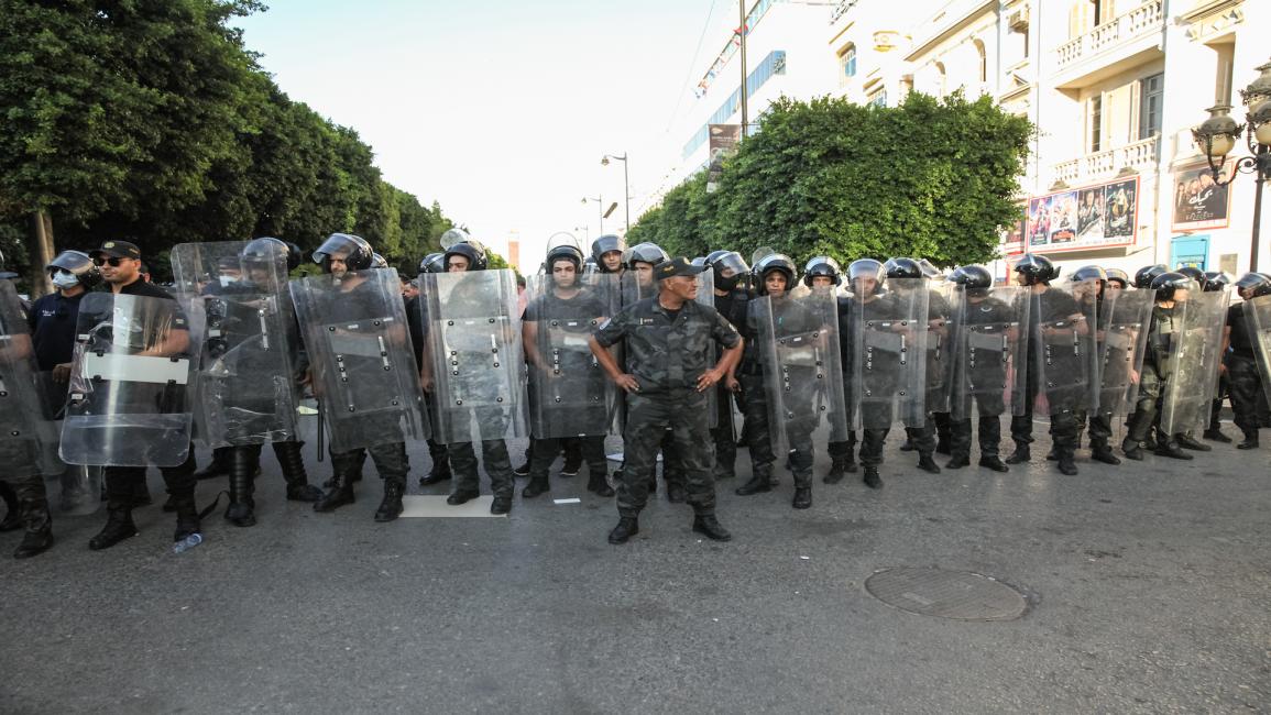 قوات الأمن التونسية بمواجهة مظاهرة للمعارضة ضد قيس سعيّد في العاصمة في 22/ 7/ 2022 (Getty)