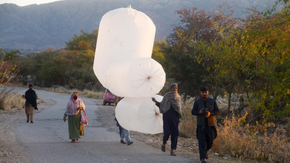 سكان بلدة في باكستان ينقلون الغاز الطبيعي في أكياس بلاستيكية
