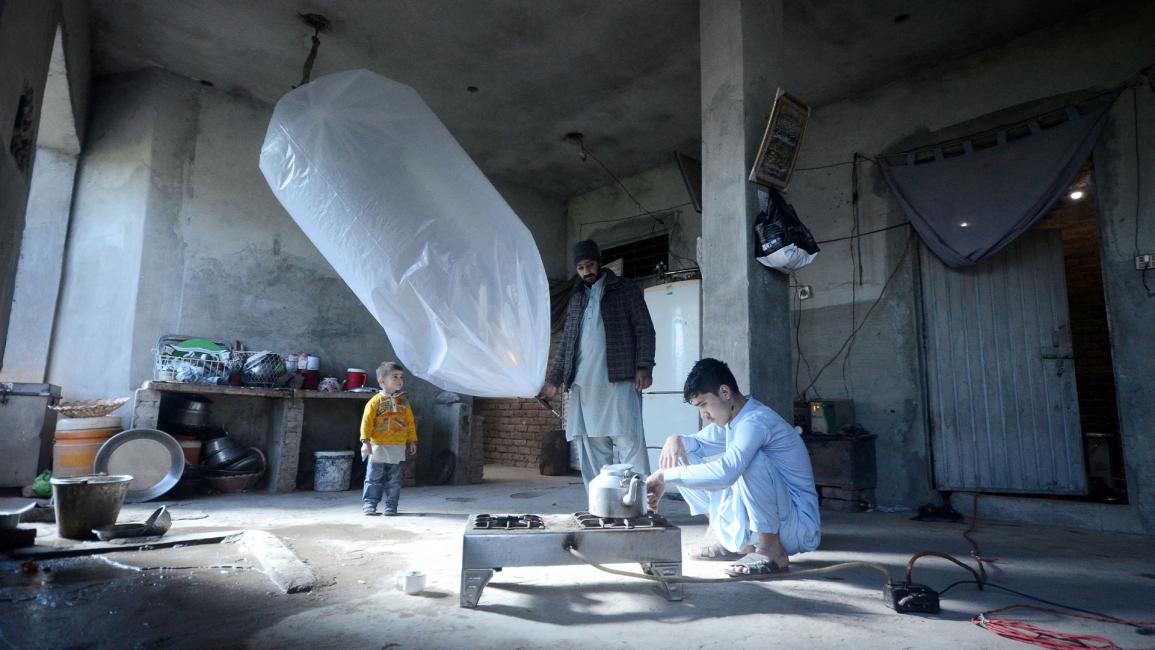 سكان بلدة في باكستان ينقلون الغاز الطبيعي في أكياس بلاستيكية