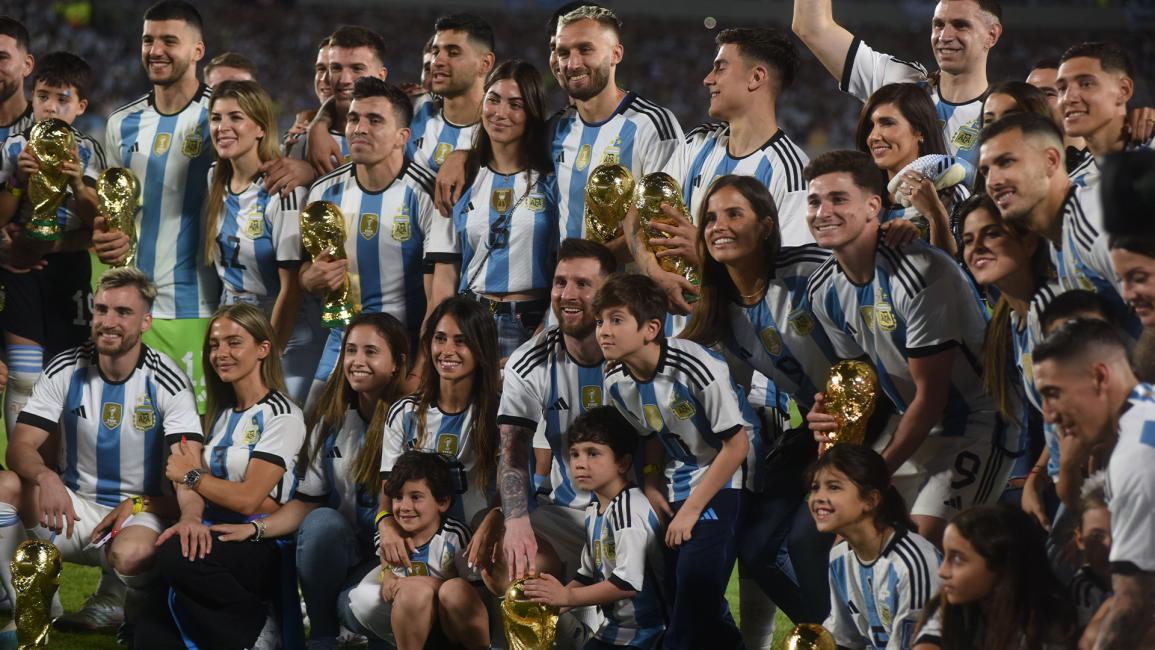 منتخب الأرجنتين وميسي يحتفلان بلقب المونديال أمام الجماهير