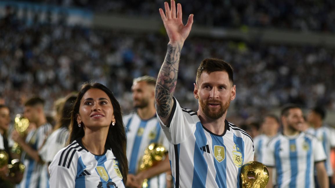 منتخب الأرجنتين وميسي يحتفلان بلقب المونديال أمام الجماهير