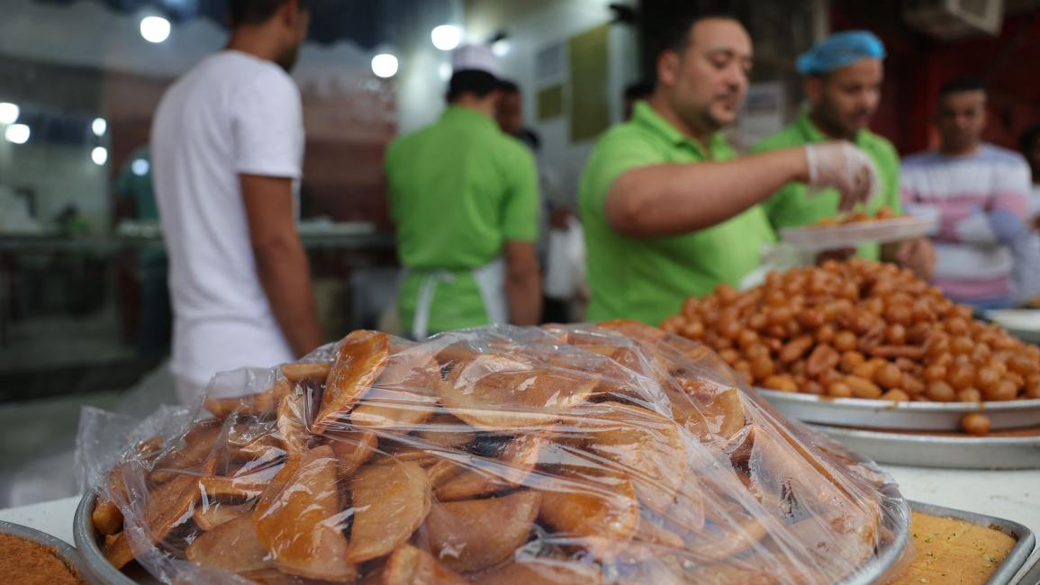 إعداد حلويات رمضان من الأساسيات في السعودية (فايز نورالدين/ فرانس برس)