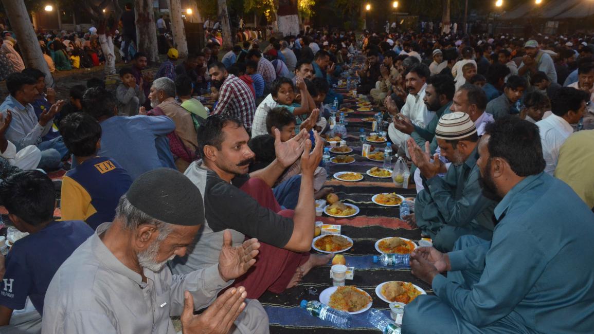تجمع كبير للإفطار في لاهور (رنا عرفان علي/الأناضول)