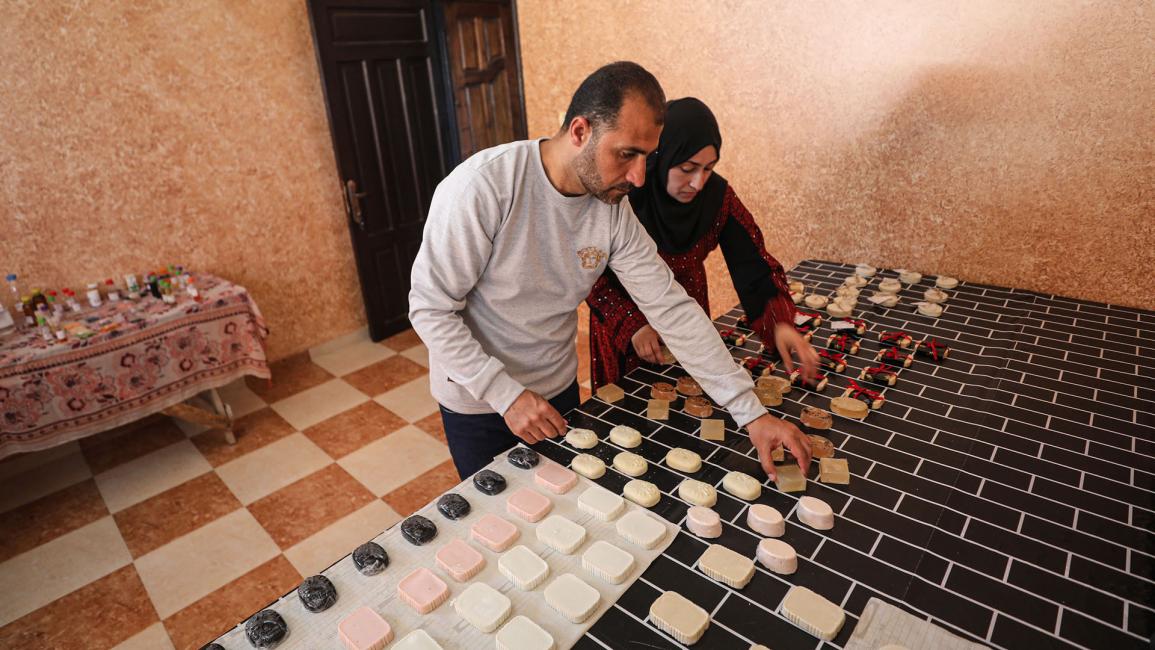 زوجان فلسطينيان يصنعان من الألوفيرا مستحضرات للجمال في غزة