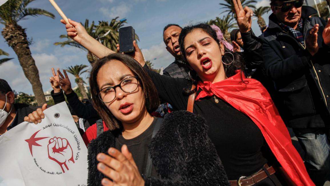 متظاهرون في تونس في الذكرى التاسعة لاغتيال شكري بلعيد (Getty)