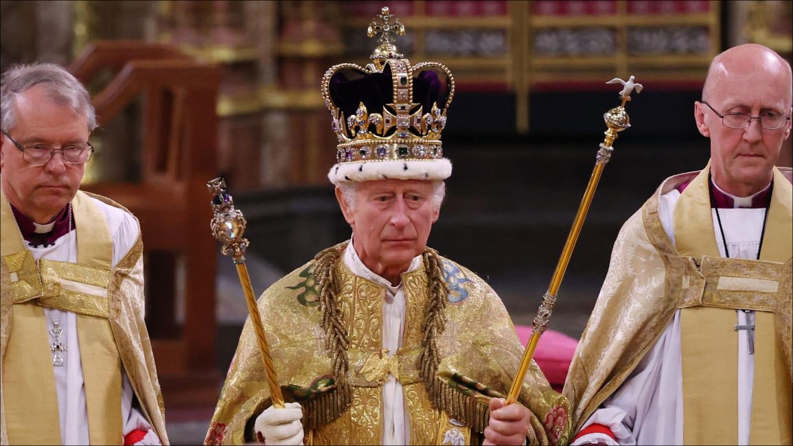 الملك تشارلز الثالث يقف بعد تتويجه رسمياً (ريتشارد بوهل/Getty) 