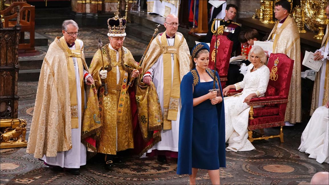 كاميلا، الملكة كونسورت تنظر بينما يرتدي الملك تشارلز الثالث تاج سانت إدوارد خلال حفل تتويجه (يوي موك/ Getty) 