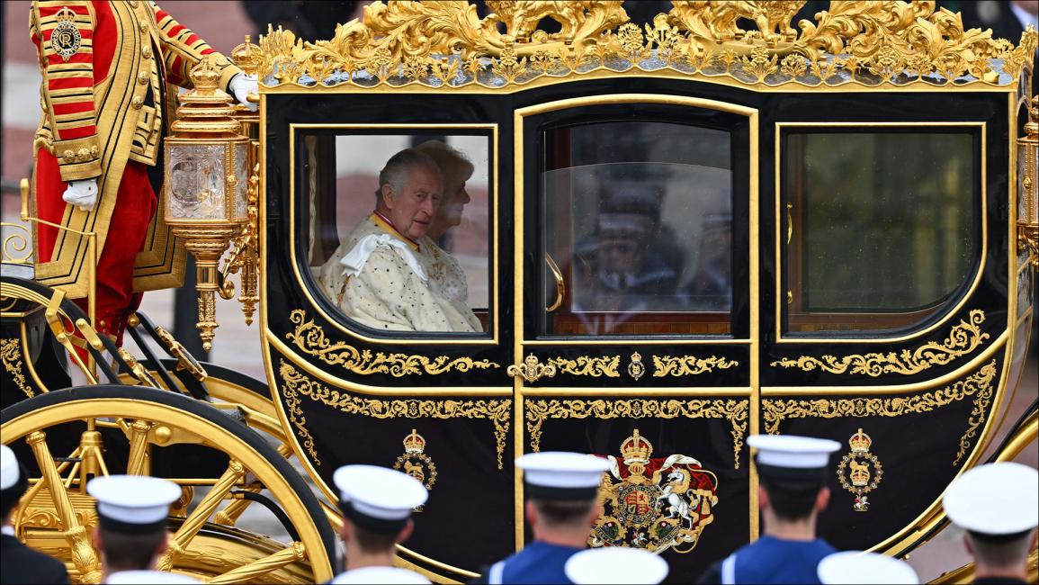 الملك تشارلز الثالث على متن عربة اليوبيل الماسي في طريقها إلى كنيسة وستمنستر للتتويج (دان مولان /Getty)