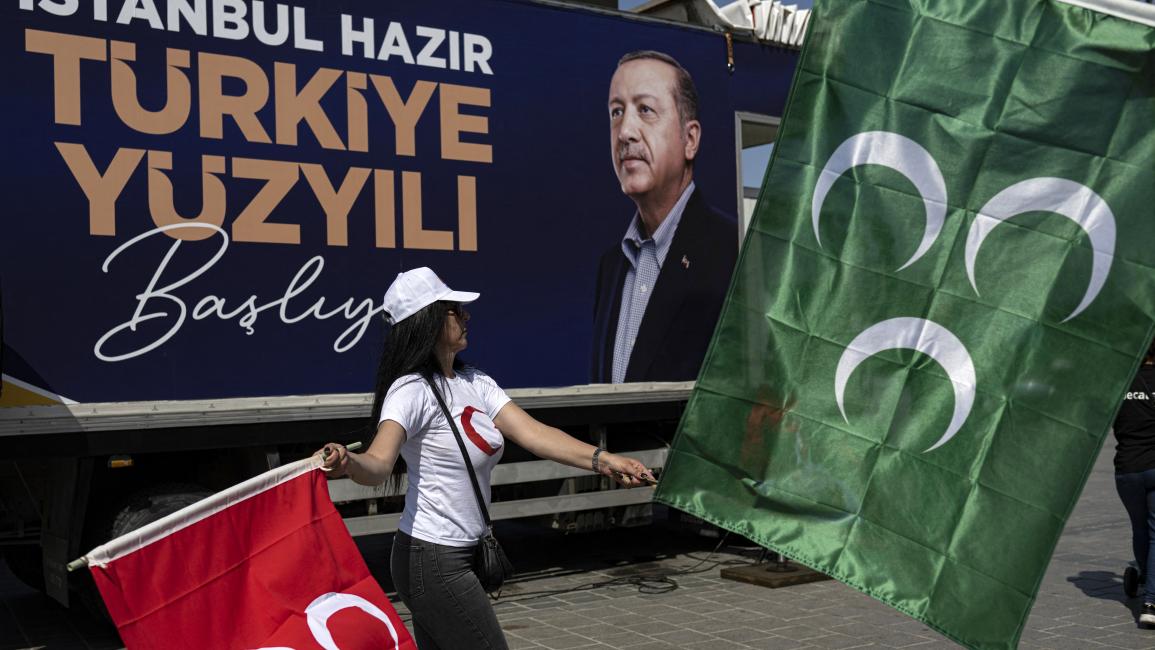 مؤيدو أردوغان واثقون من فوزه (ياسين أكغول/فرانس برس)