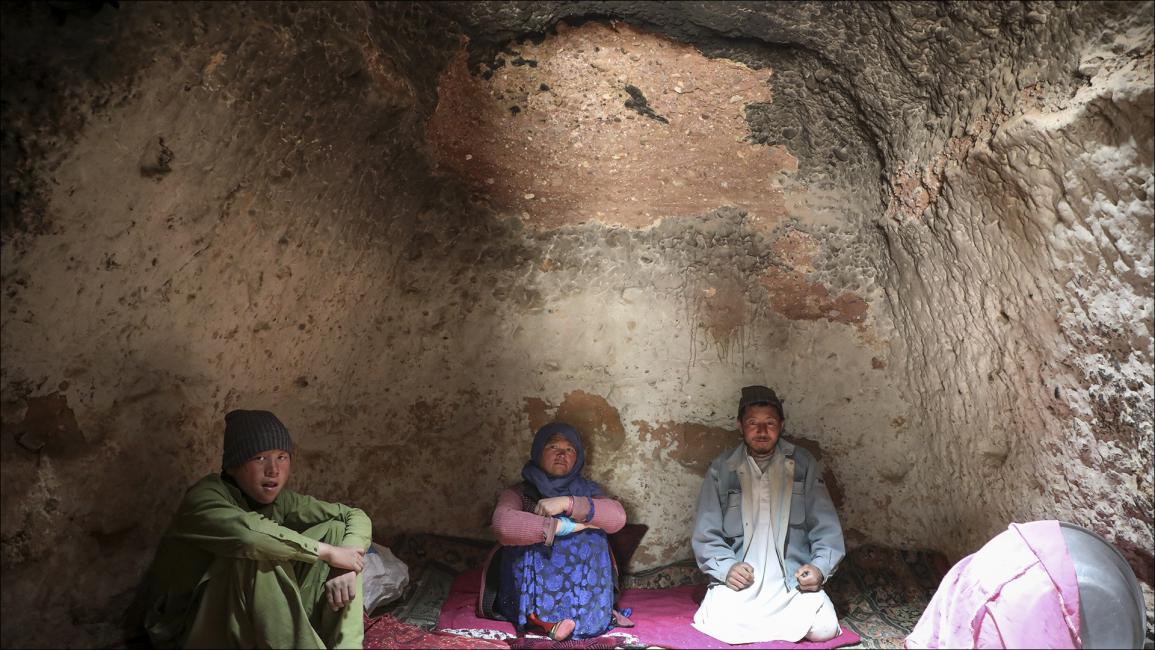 الكهوف مأوى لآلاف الأفغان بعد تفاقم الأزمة الاقتصادية
