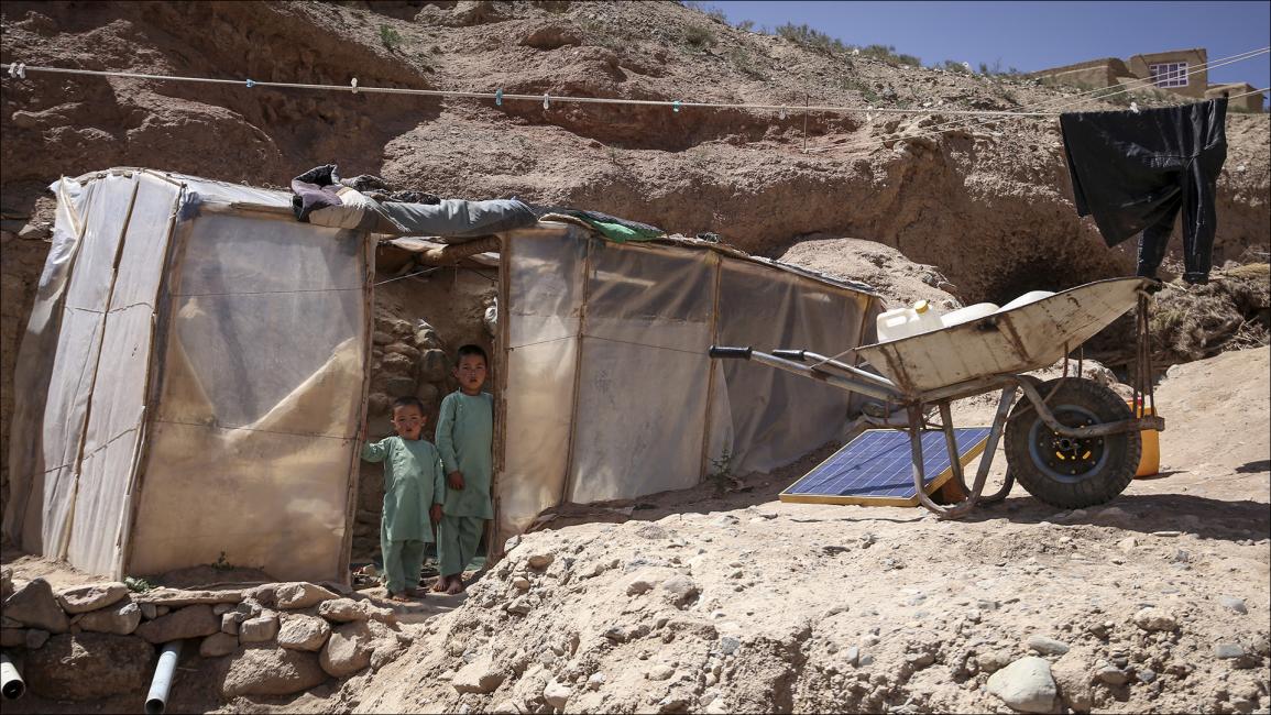 الكهوف مأوى لآلاف الأفغان بعد تفاقم الأزمة الاقتصادية